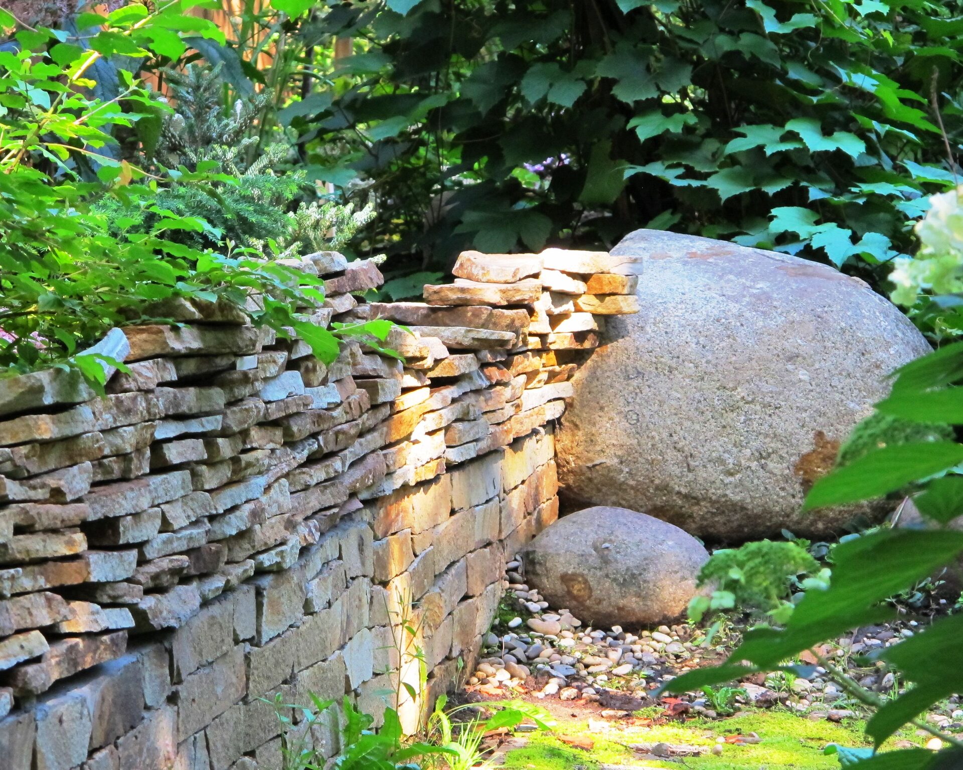 Каменистый сад у Мещерского парка